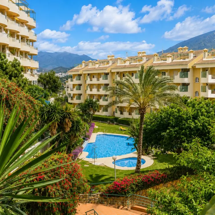 Sale of middle floor apartment in Nueva Andalucía