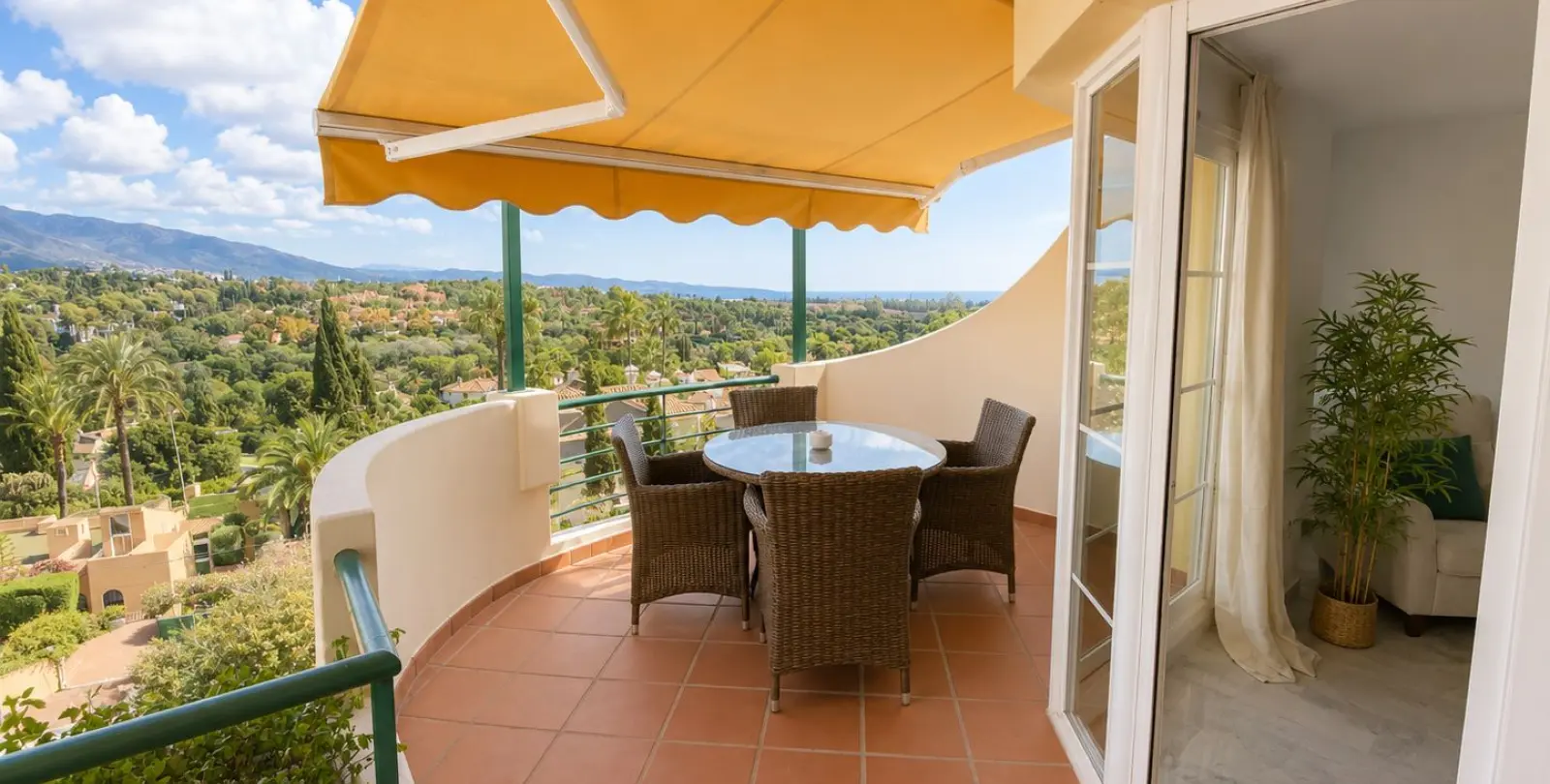 Sale of middle floor apartment in Nueva Andalucía 2