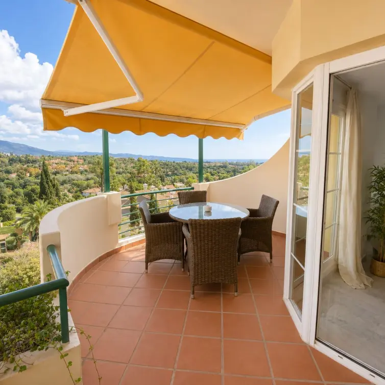 Sale of middle floor apartment in Nueva Andalucía