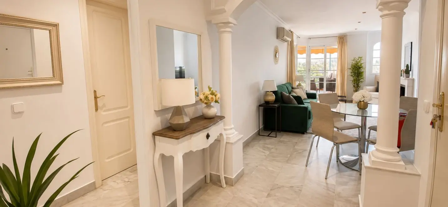 Sale of middle floor apartment in Nueva Andalucía 2