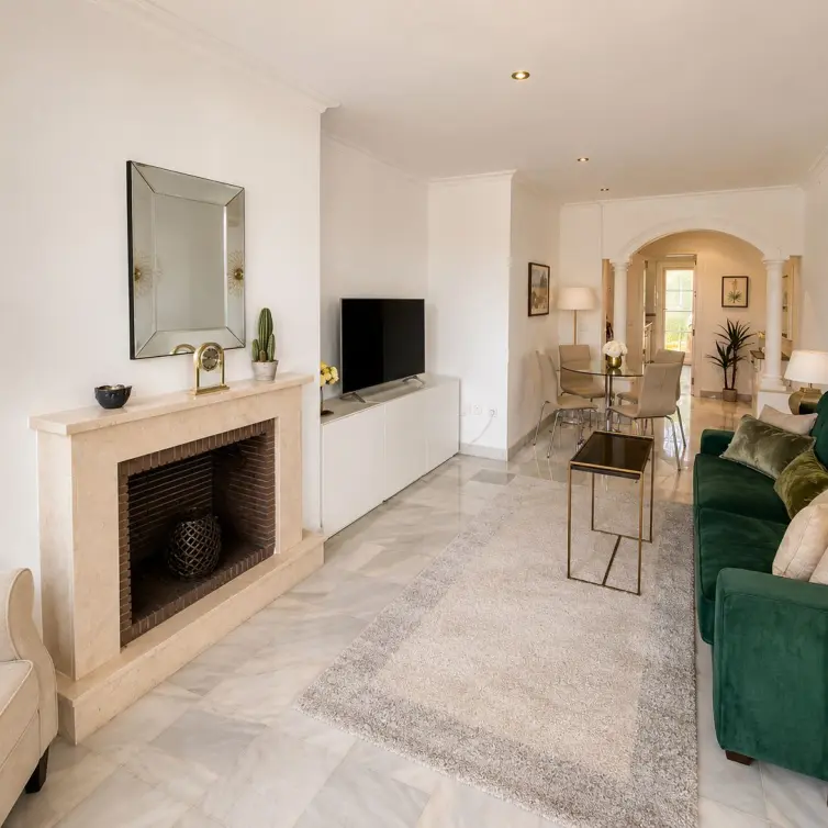 Sale of middle floor apartment in Nueva Andalucía