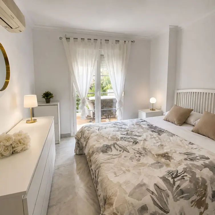 Sale of middle floor apartment in Nueva Andalucía