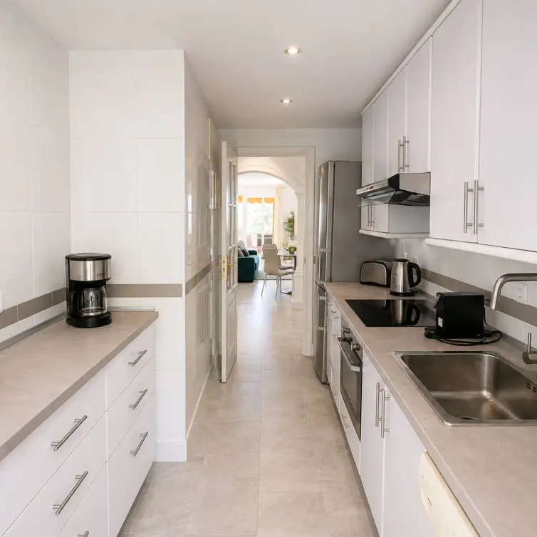 Sale of middle floor apartment in Nueva Andalucía