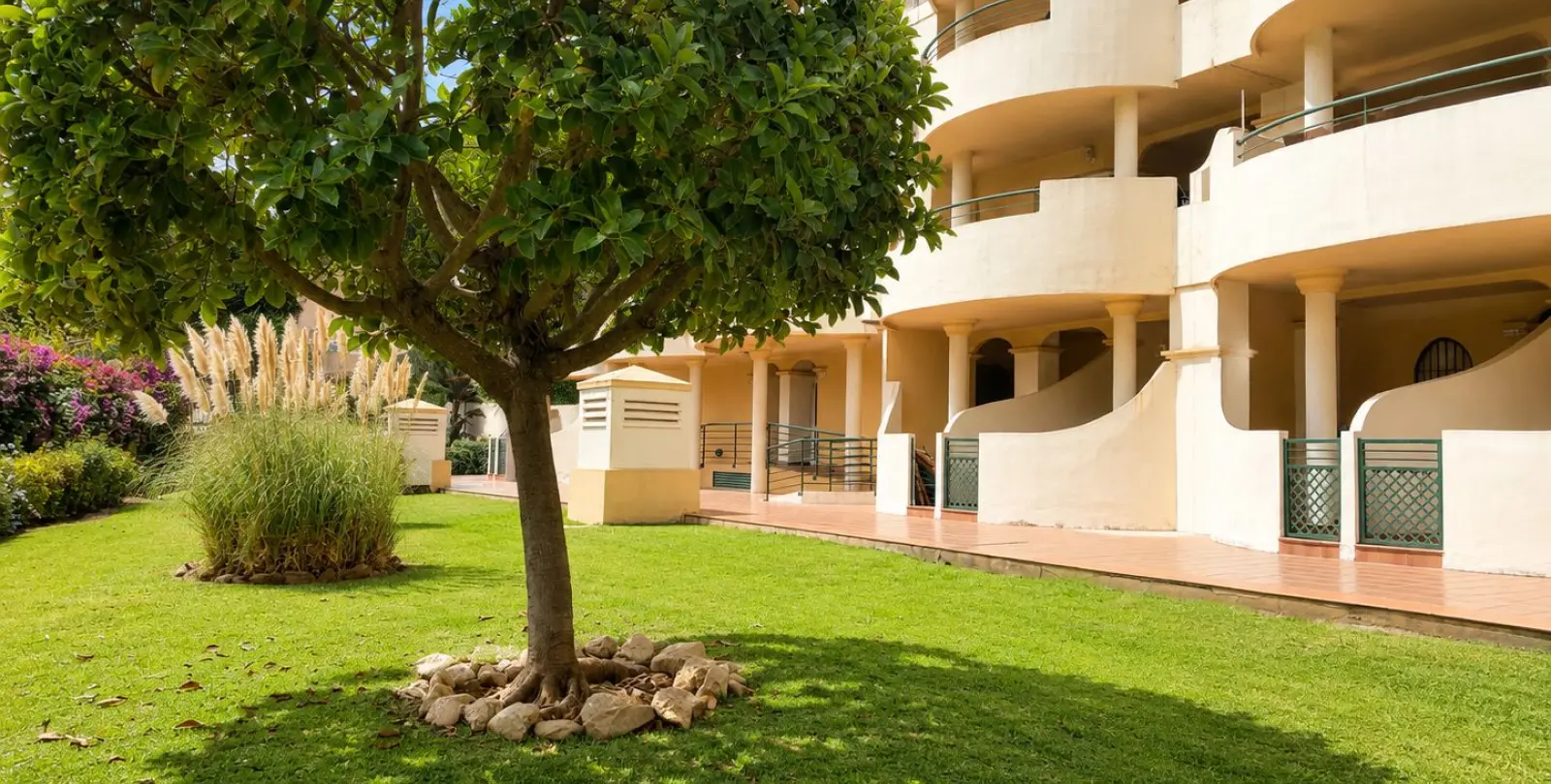 Sale of middle floor apartment in Nueva Andalucía 17