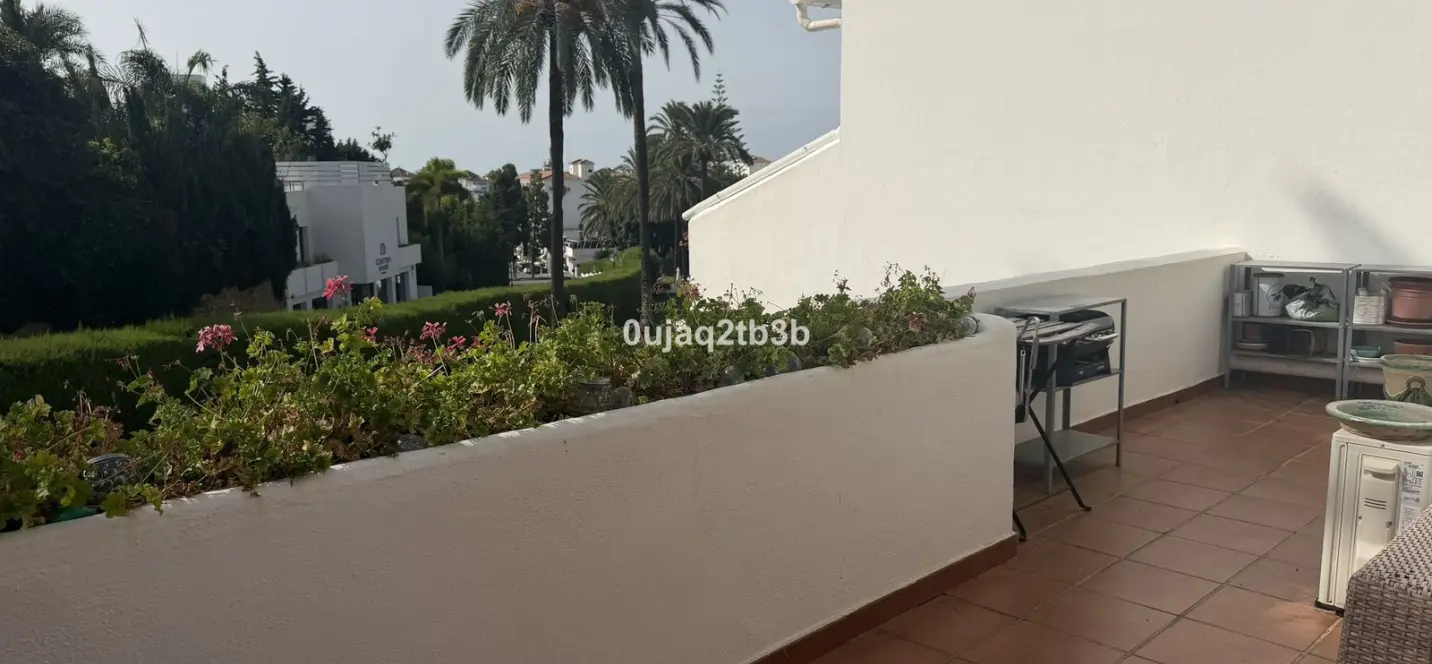 Sale of middle floor apartment in Nueva Andalucía 0