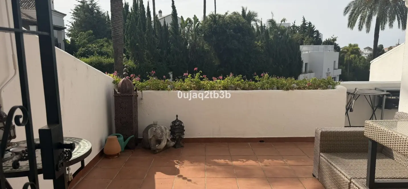 Sale of middle floor apartment in Nueva Andalucía 3