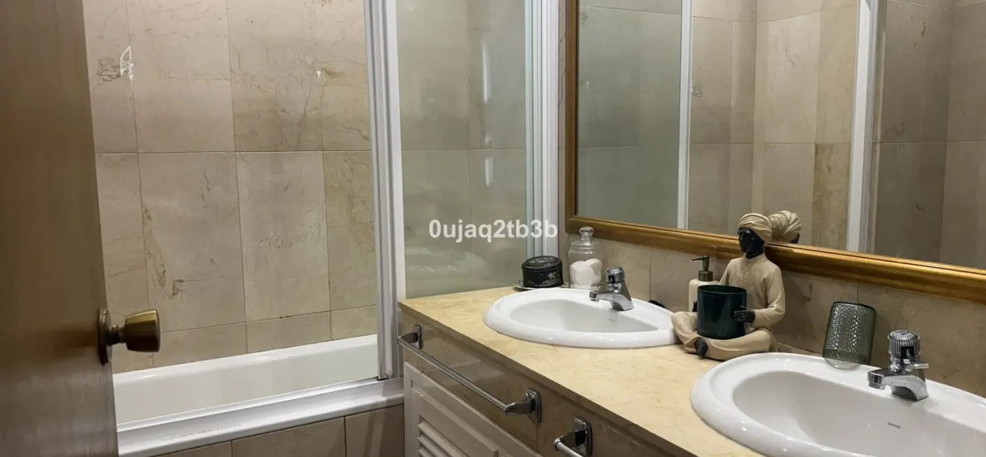 Sale of middle floor apartment in Nueva Andalucía 4