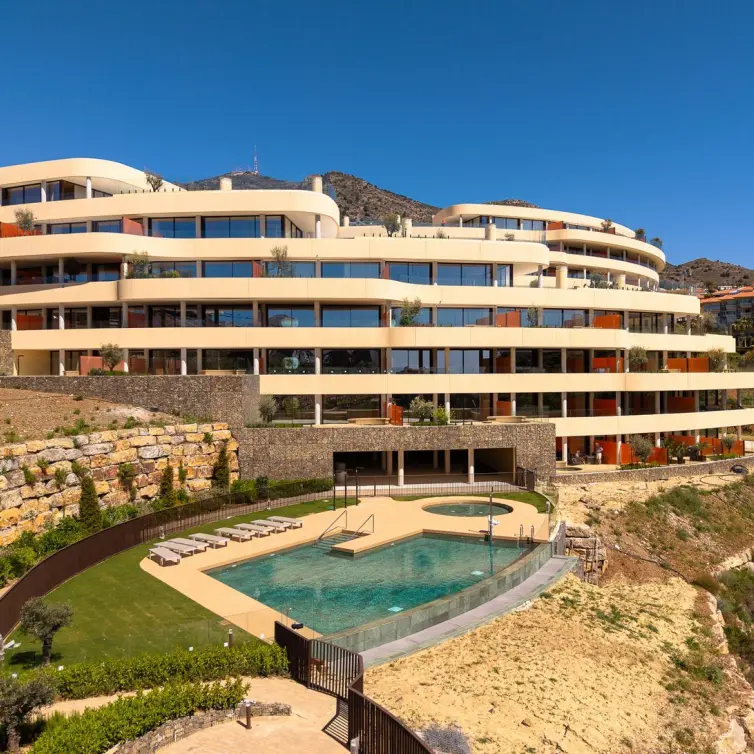 Sale of middle floor apartment in Fuengirola