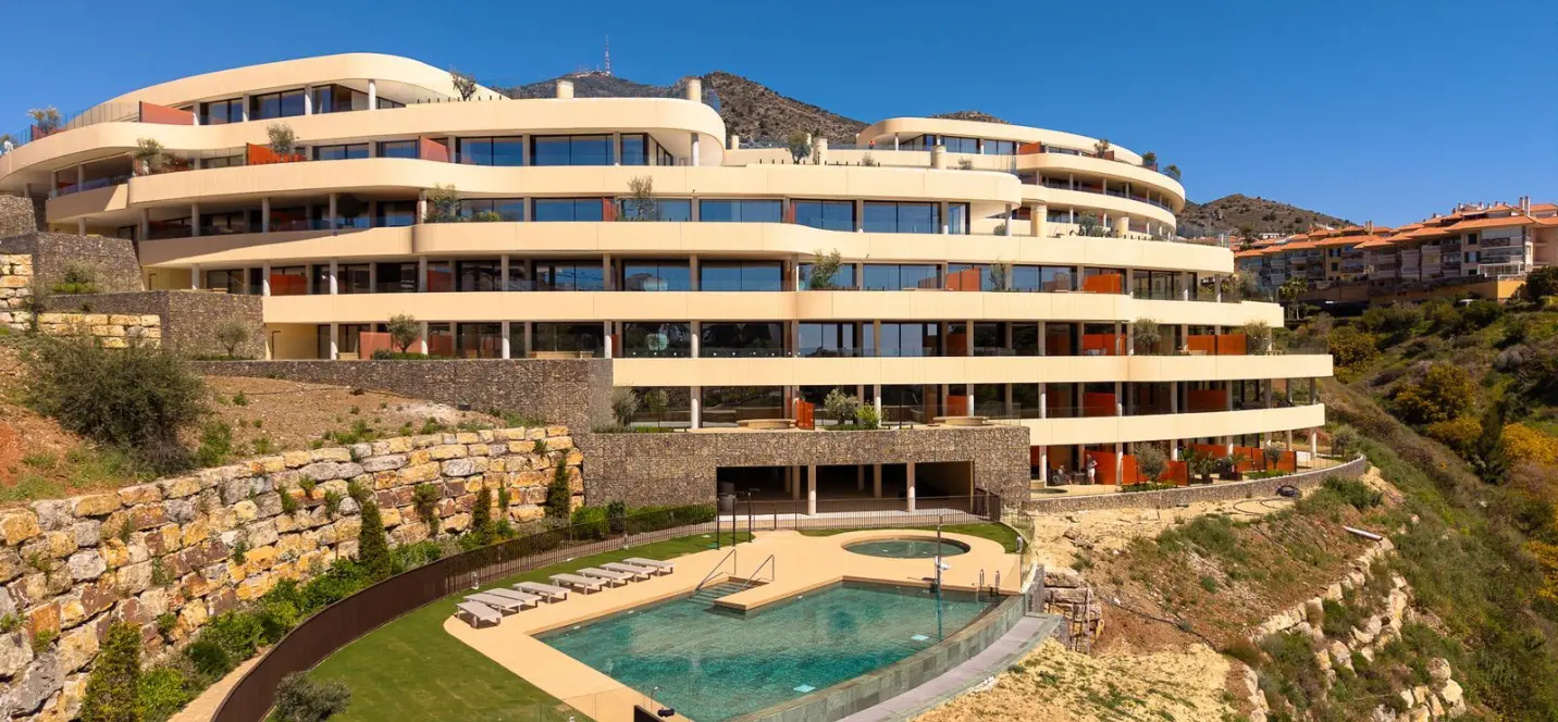 Sale of middle floor apartment in Fuengirola 0