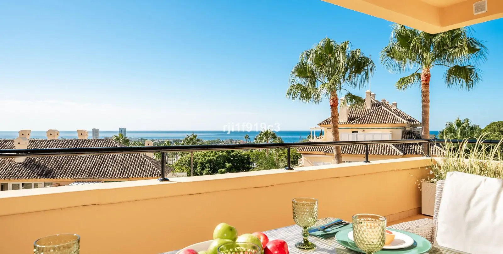 Venta de apartamento en planta media en Elviria 1