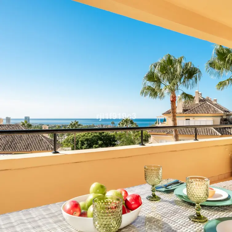 Sale of middle floor apartment in Elviria