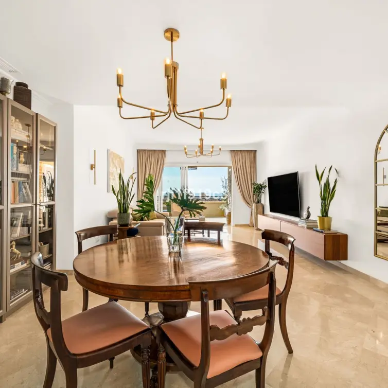 Sale of middle floor apartment in Elviria