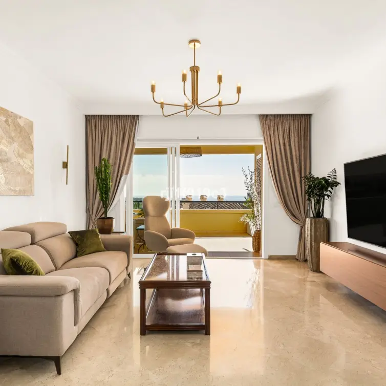 Sale of middle floor apartment in Elviria