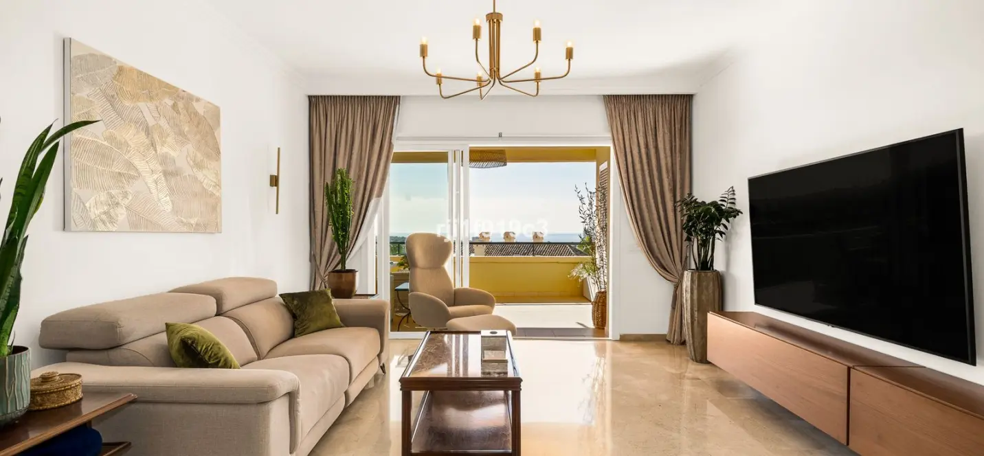 Venta de apartamento en planta media en Elviria 2