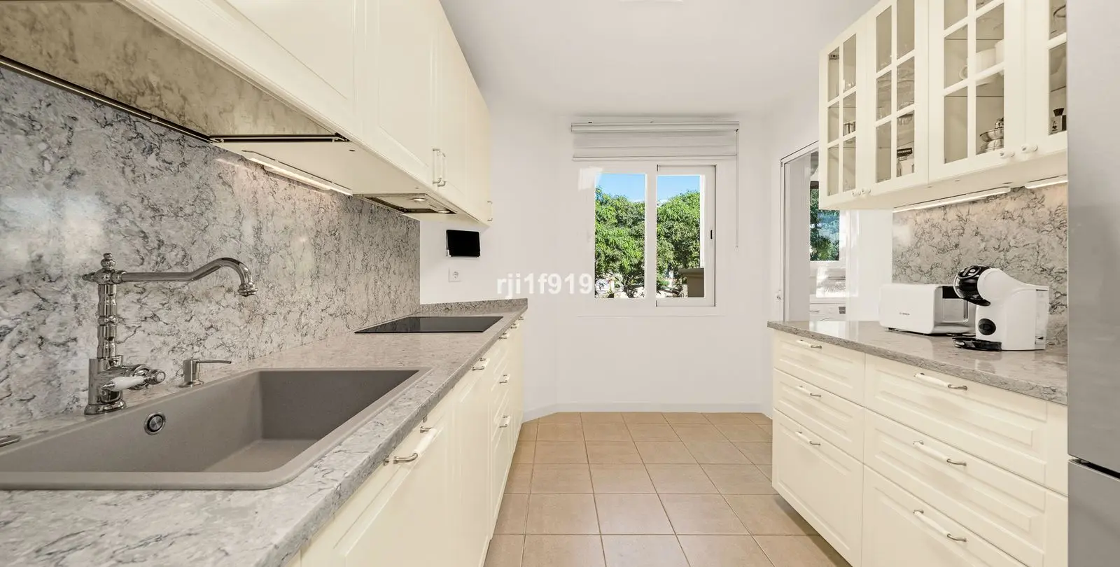 Venta de apartamento en planta media en Elviria 4