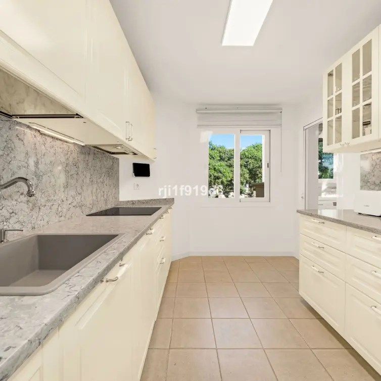 Sale of middle floor apartment in Elviria