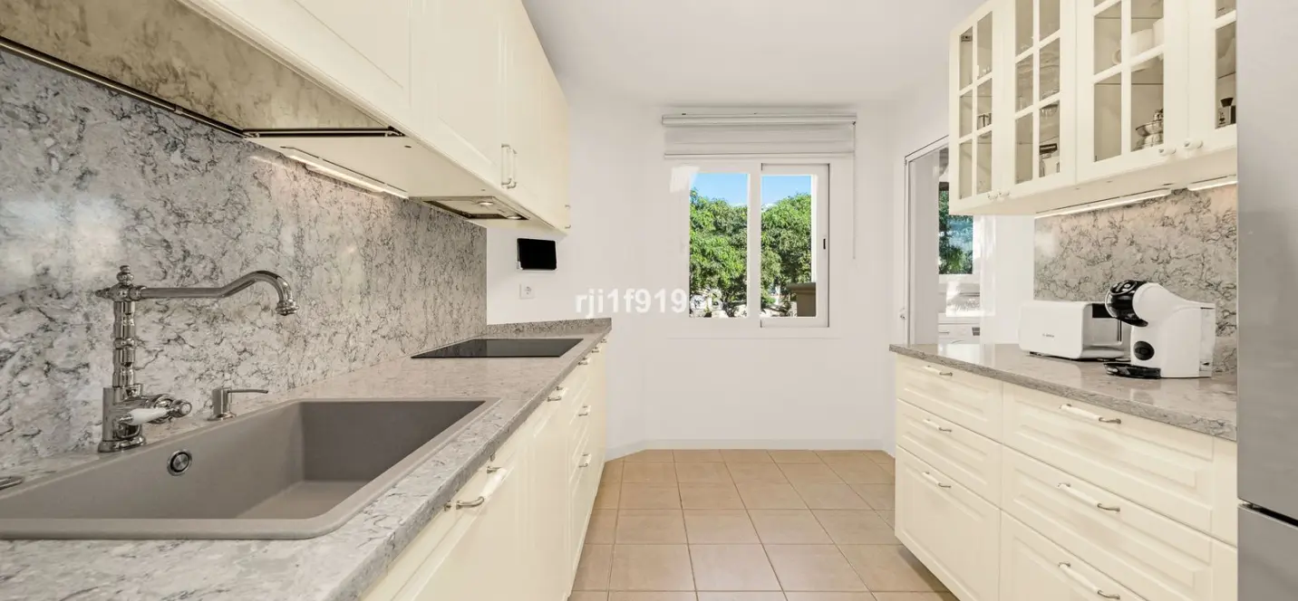 Venta de apartamento en planta media en Elviria 3