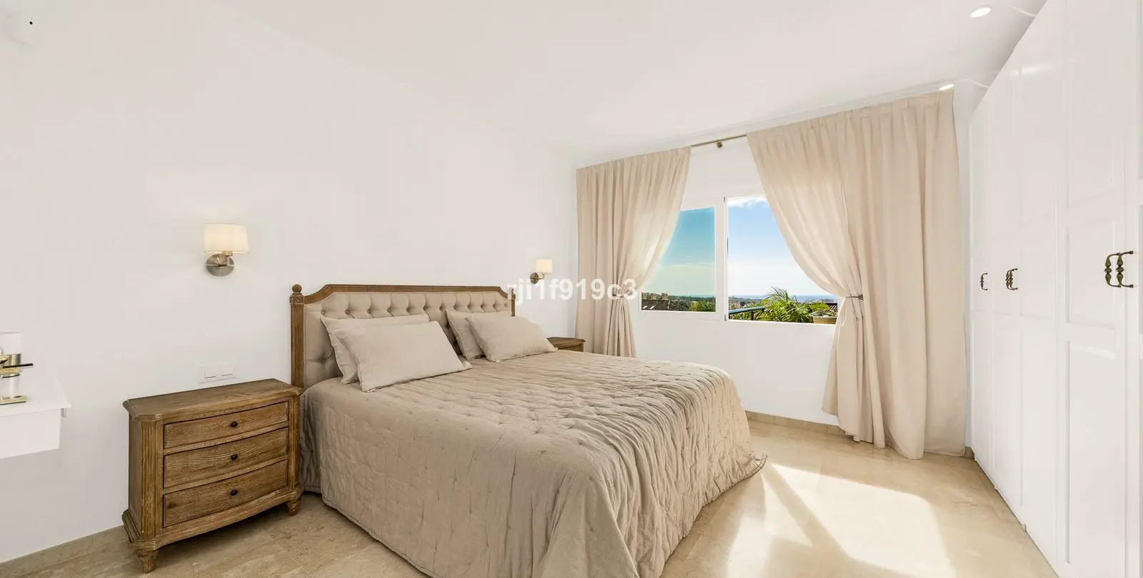 Venta de apartamento en planta media en Elviria 5