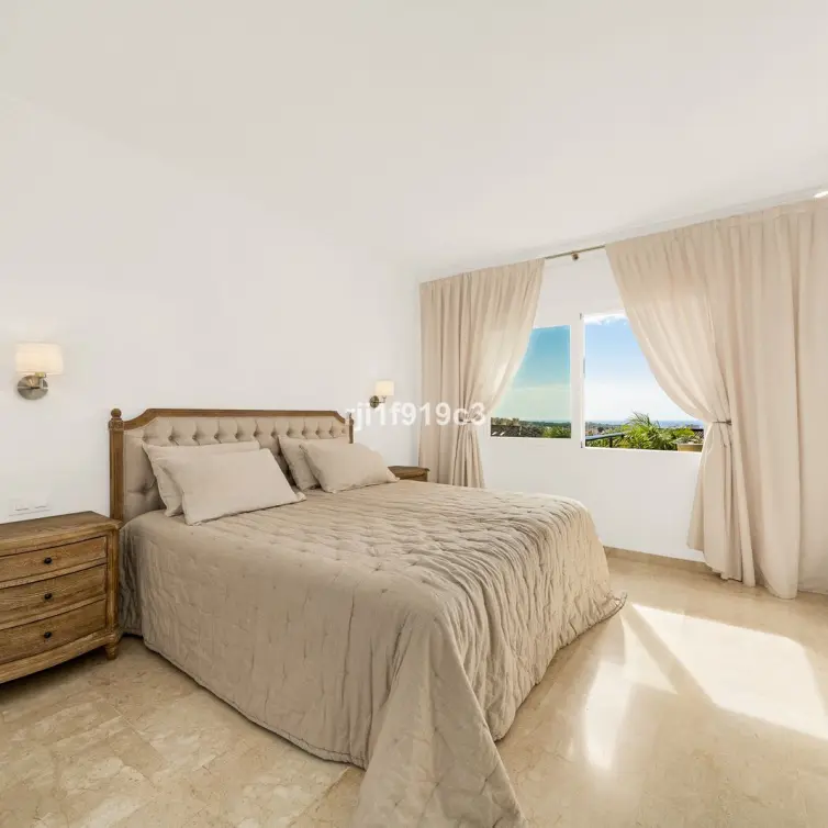 Sale of middle floor apartment in Elviria