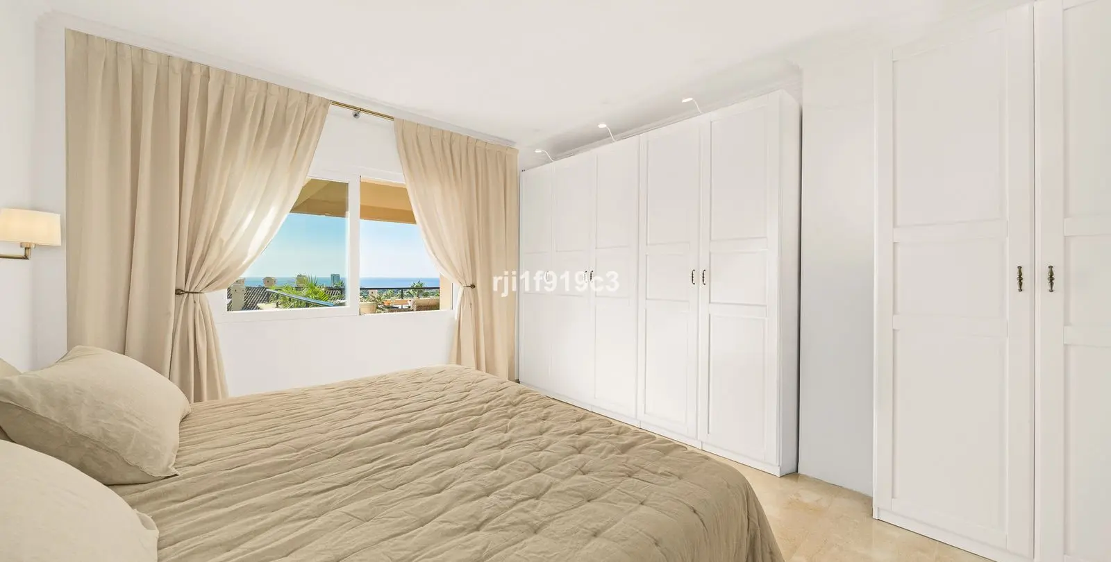 Venta de apartamento en planta media en Elviria 6