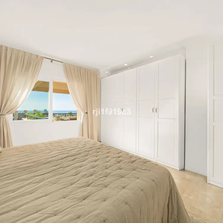 Sale of middle floor apartment in Elviria