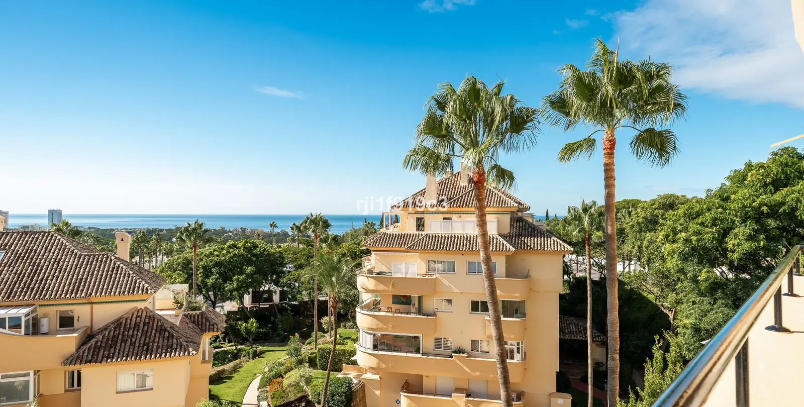Venta de apartamento en planta media en Elviria 10