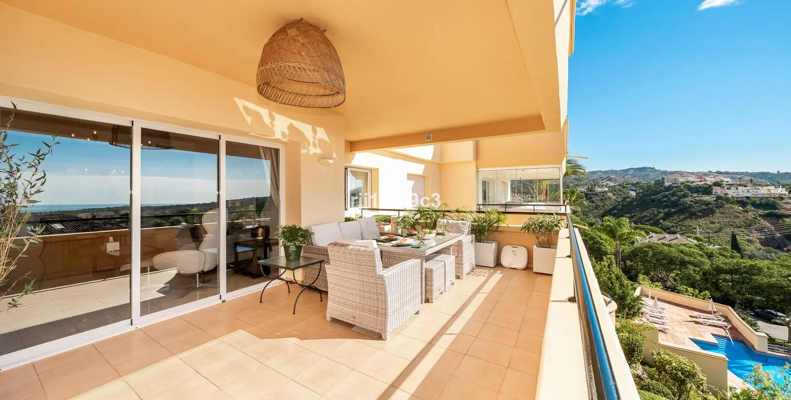 Venta de apartamento en planta media en Elviria 13
