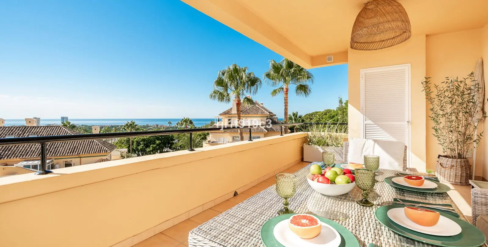 Venta de apartamento en planta media en Elviria 14
