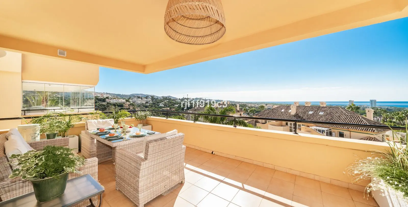Venta de apartamento en planta media en Elviria 17