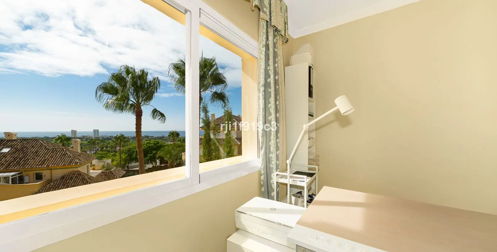 Venta de apartamento en planta media en Elviria 18