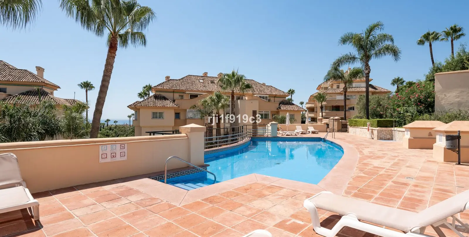 Venta de apartamento en planta media en Elviria 21