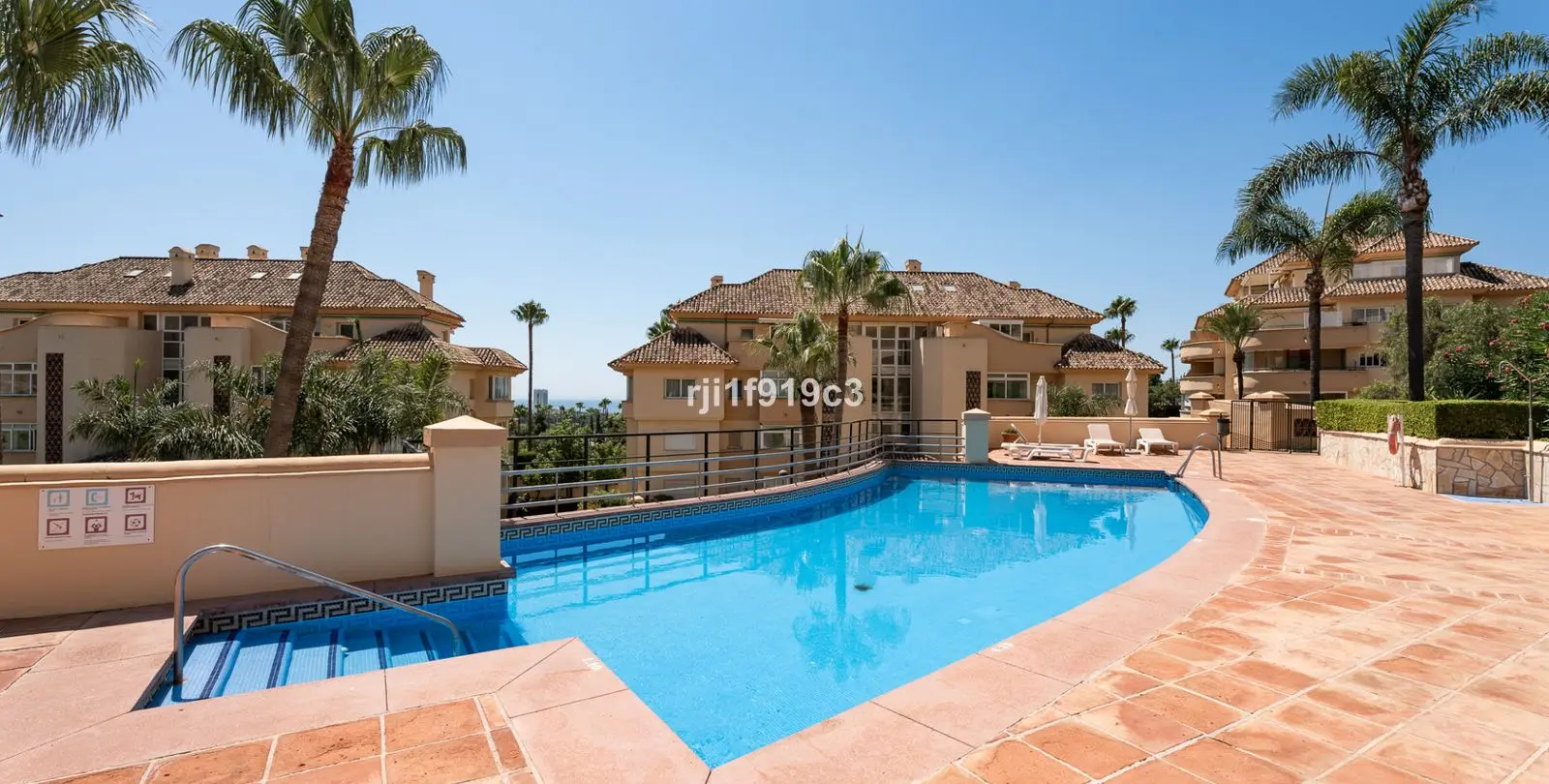 Venta de apartamento en planta media en Elviria 22