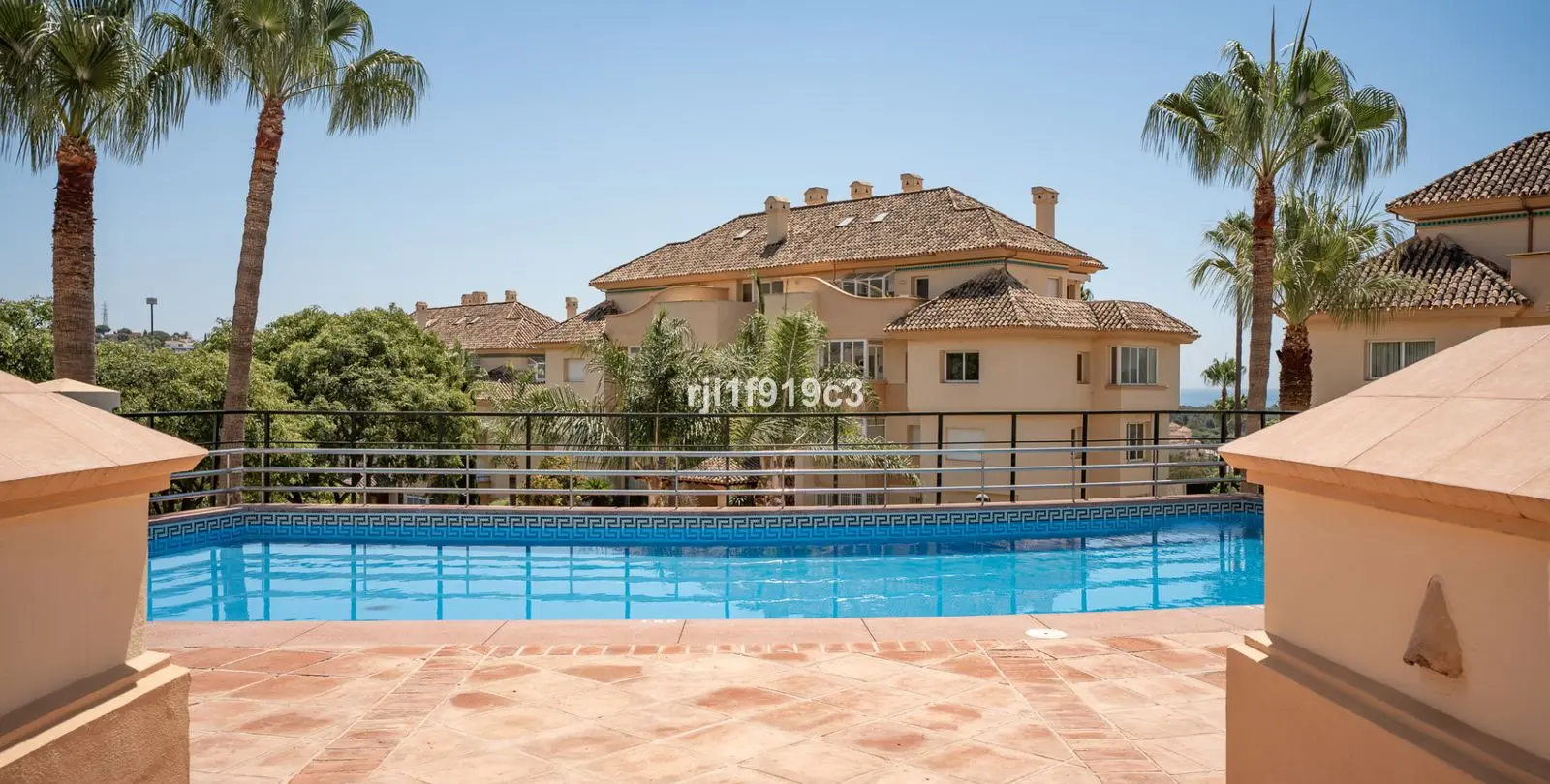 Venta de apartamento en planta media en Elviria 23