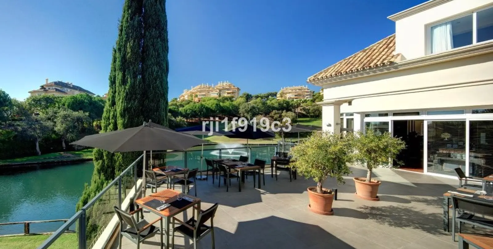 Venta de apartamento en planta media en Elviria 25