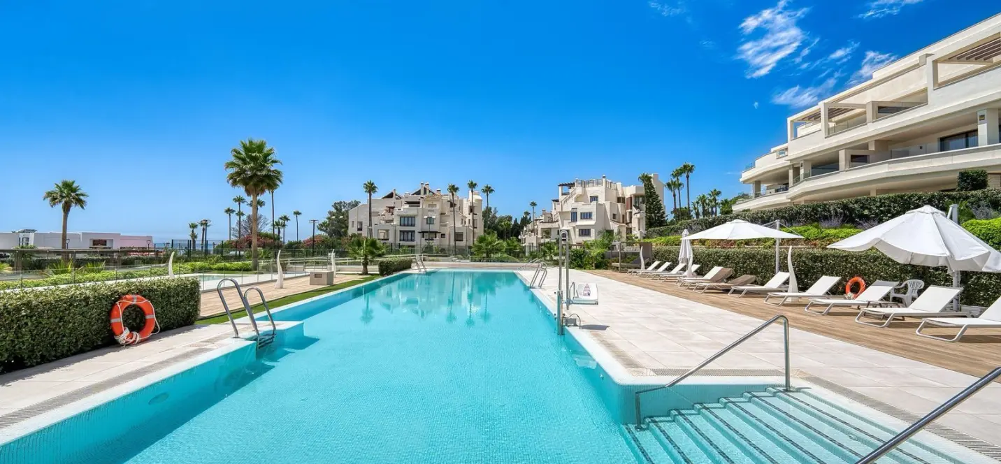 Venta de apartamento en planta baja en Estepona 2