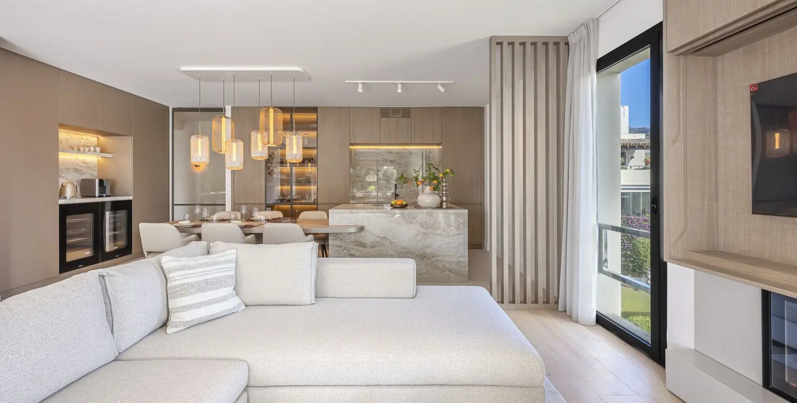 Продажа апартаментов на среднем этаже в The Golden Mile 6