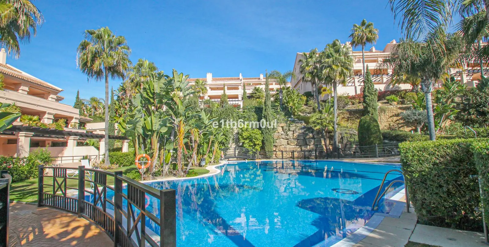 Sale of middle floor apartment in Nueva Andalucía 1