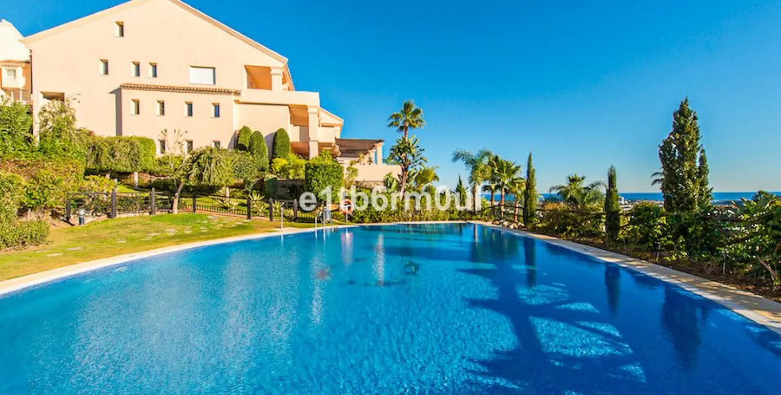 Sale of middle floor apartment in Nueva Andalucía 2