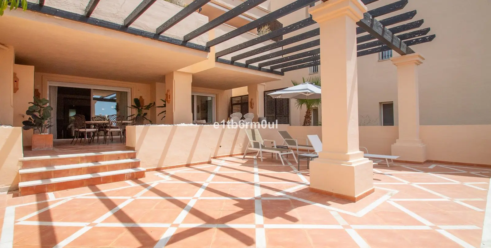 Sale of middle floor apartment in Nueva Andalucía 3