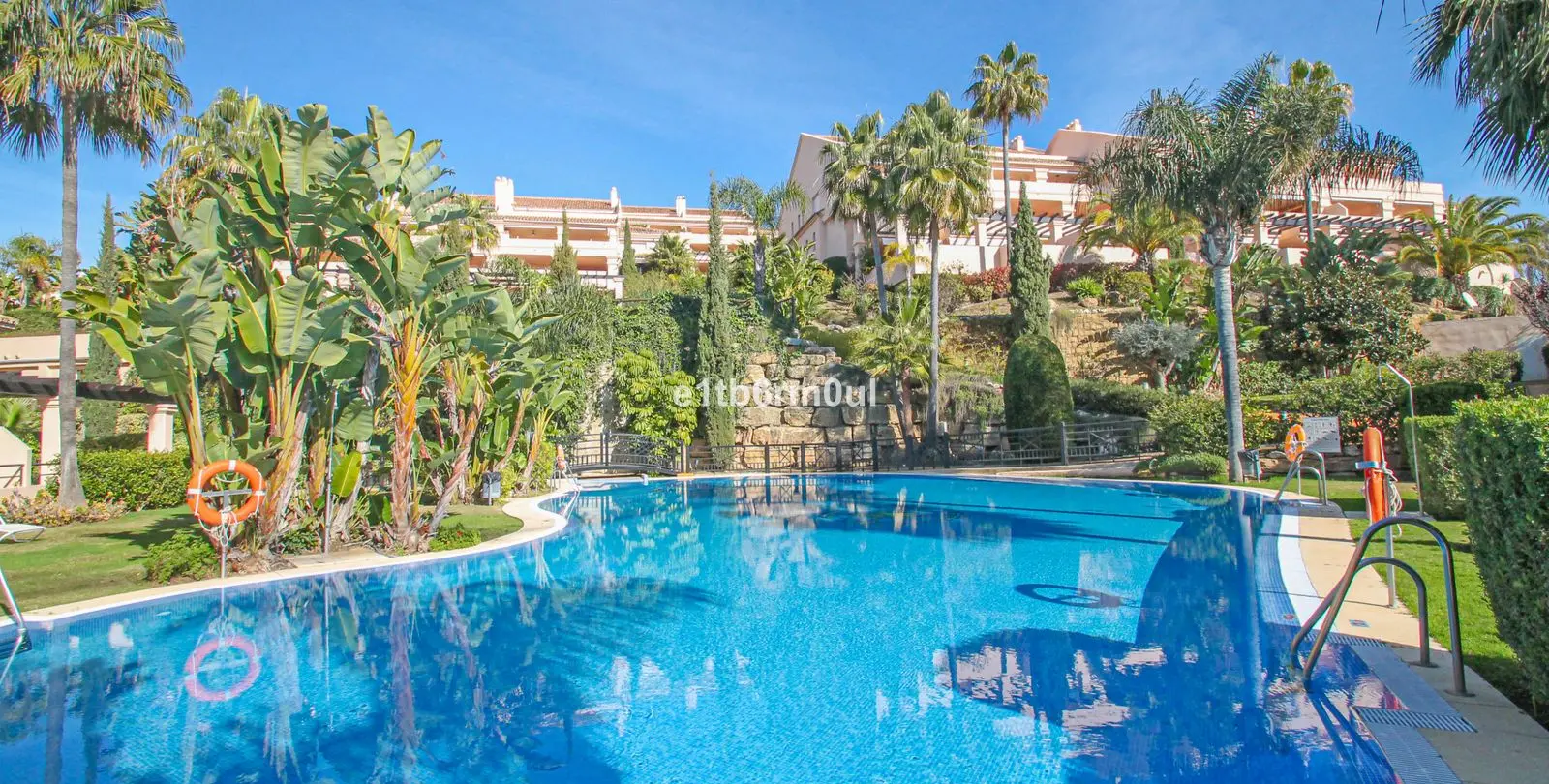 Sale of middle floor apartment in Nueva Andalucía 11