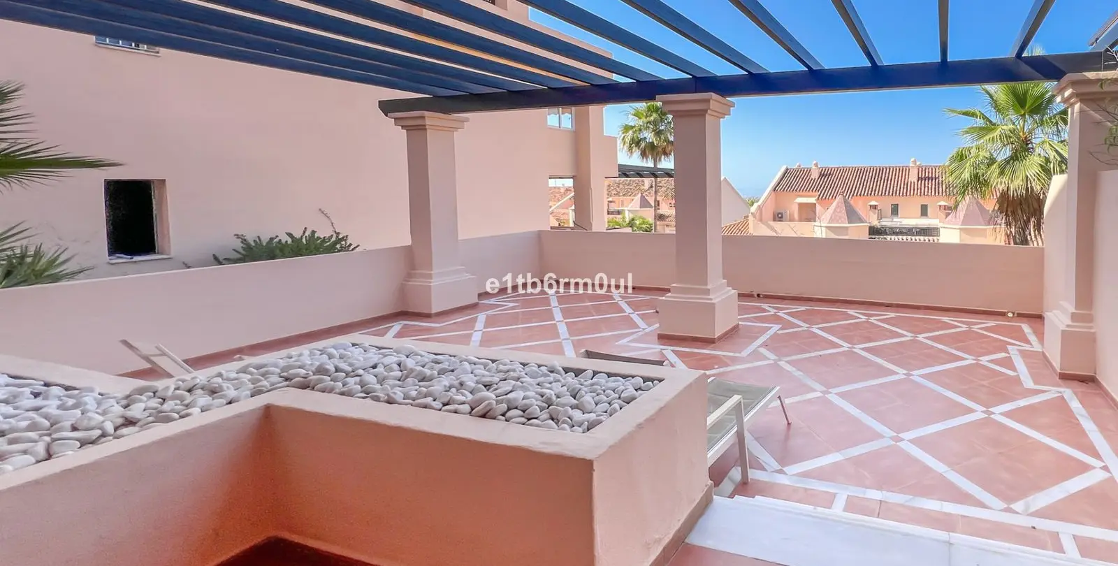 Sale of middle floor apartment in Nueva Andalucía 18
