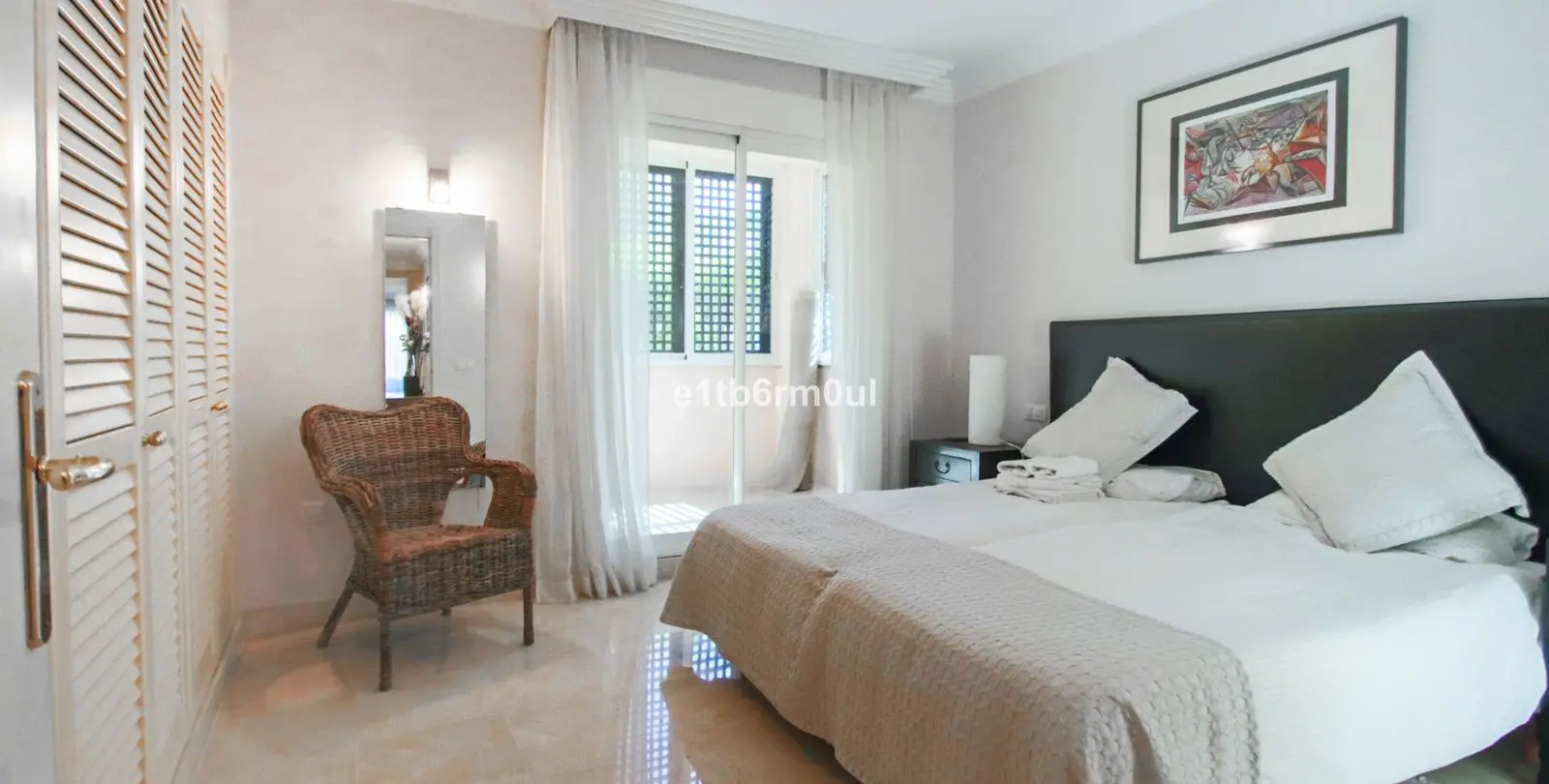 Sale of middle floor apartment in Nueva Andalucía 26