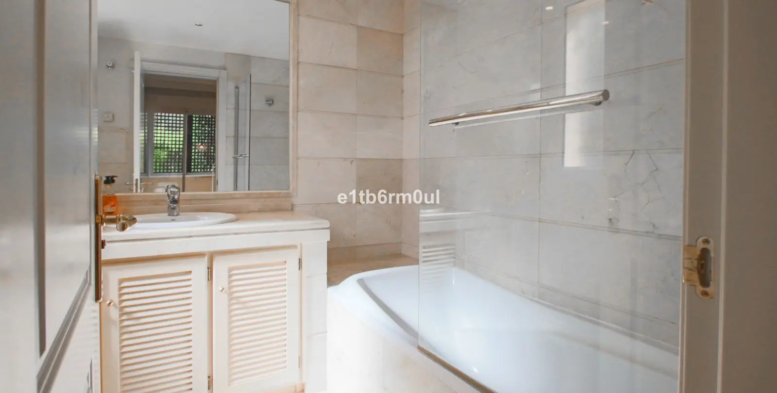 Sale of middle floor apartment in Nueva Andalucía 27