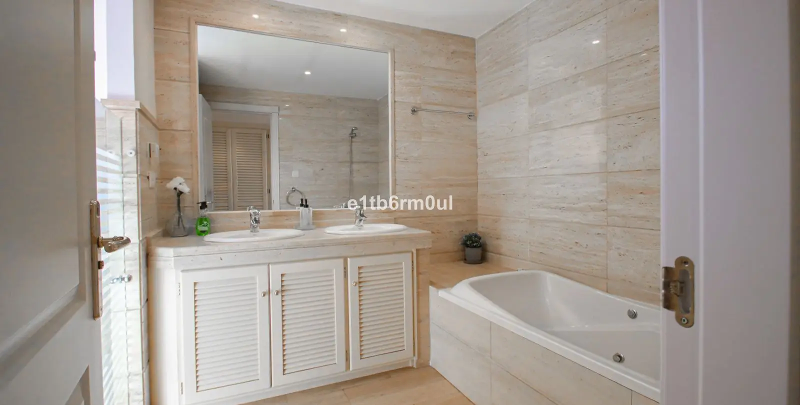 Sale of middle floor apartment in Nueva Andalucía 30