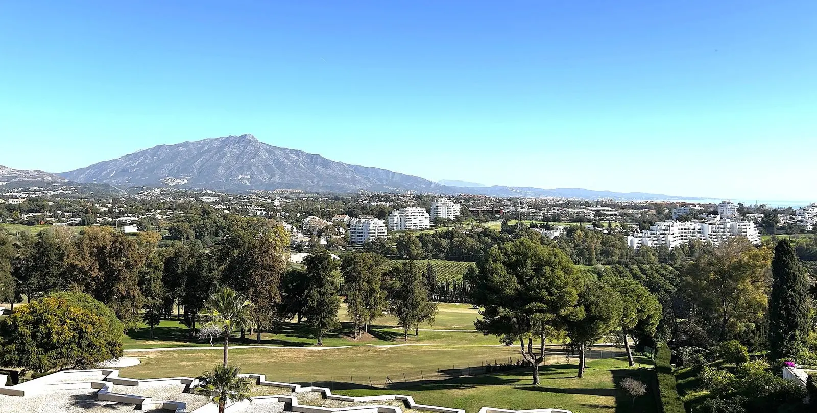 Venta de apartamento en planta media en Estepona 1