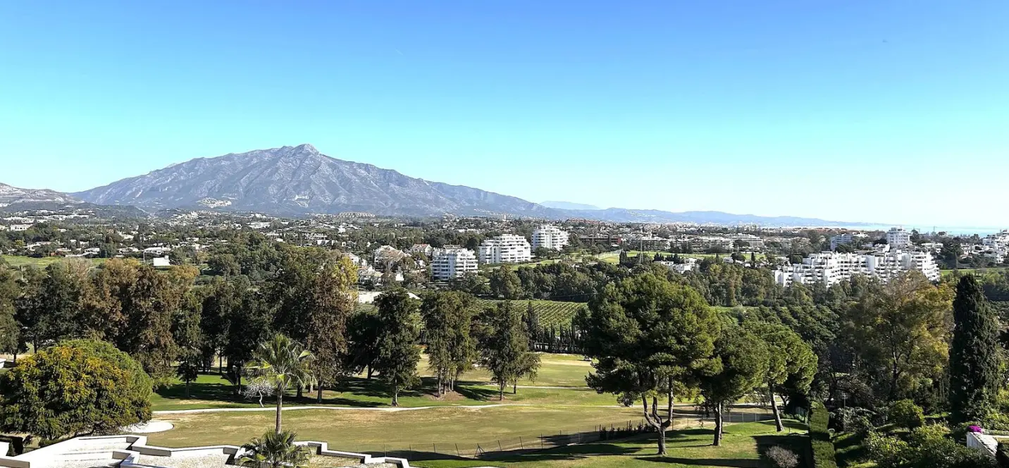 Venta de apartamento en planta media en Estepona 0