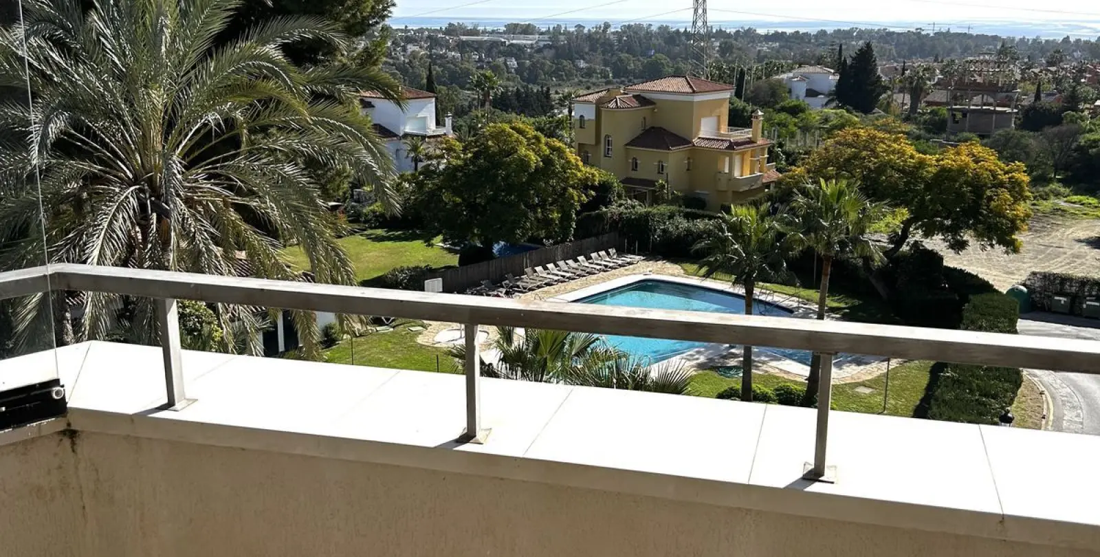 Venta de apartamento en planta media en Estepona 2