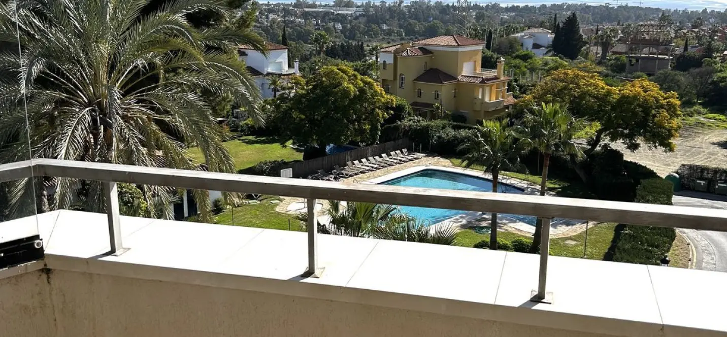 Venta de apartamento en planta media en Estepona 1