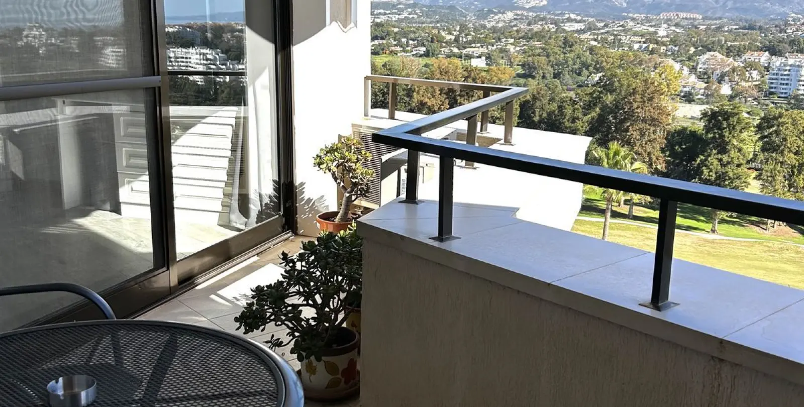 Venta de apartamento en planta media en Estepona 3