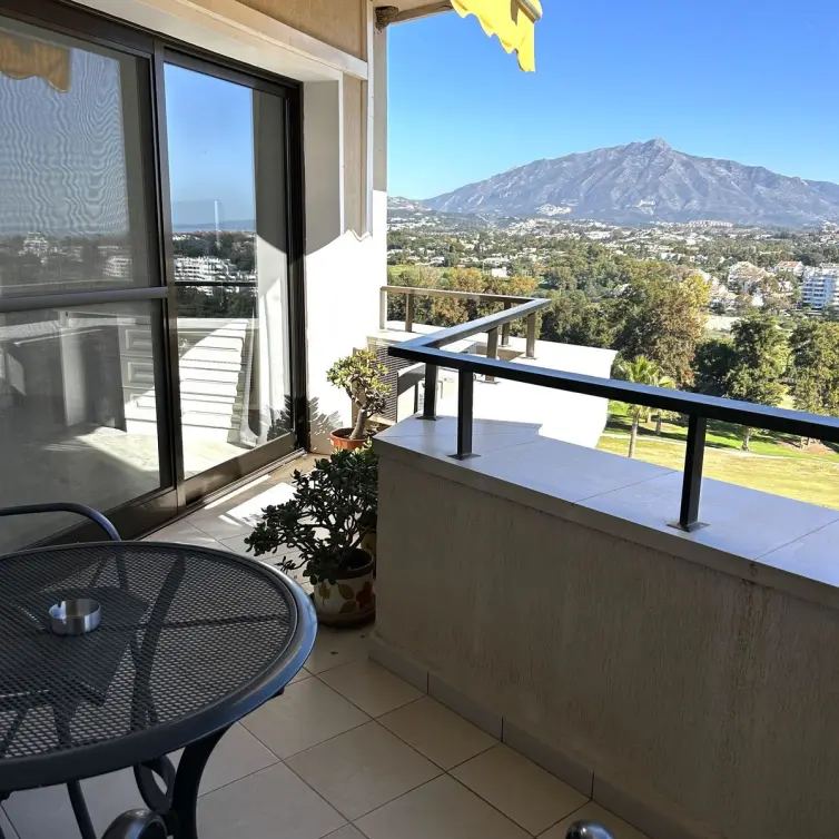 Venta de apartamento en planta media en Estepona